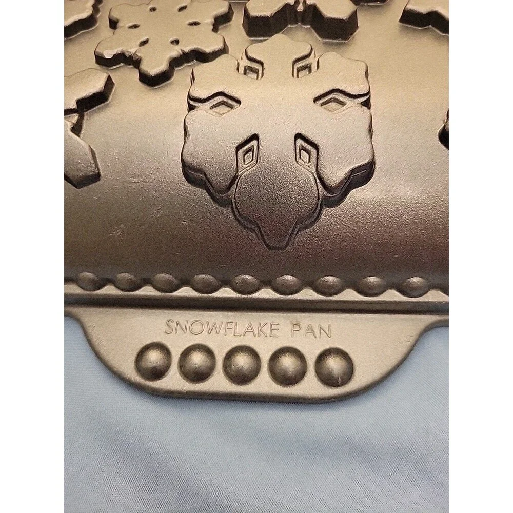 Nordic Ware Snowflake Winter Holiday Non-stick Cake Pan 10 Cup Capacity 13½x9x2½